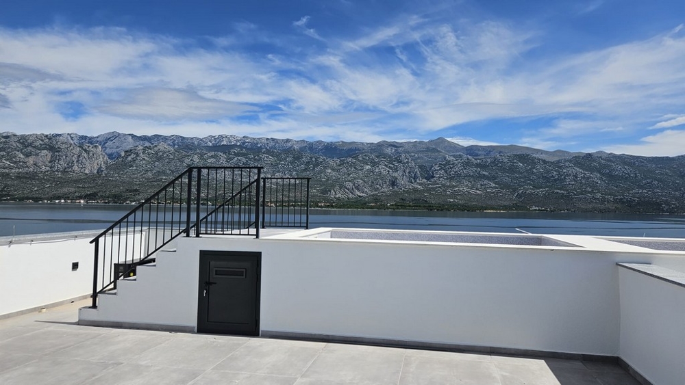 Tetőterasz medencével és tengerre néző kilátással az A2382 ingatlanhoz Zadar közelében, Horvátországban.