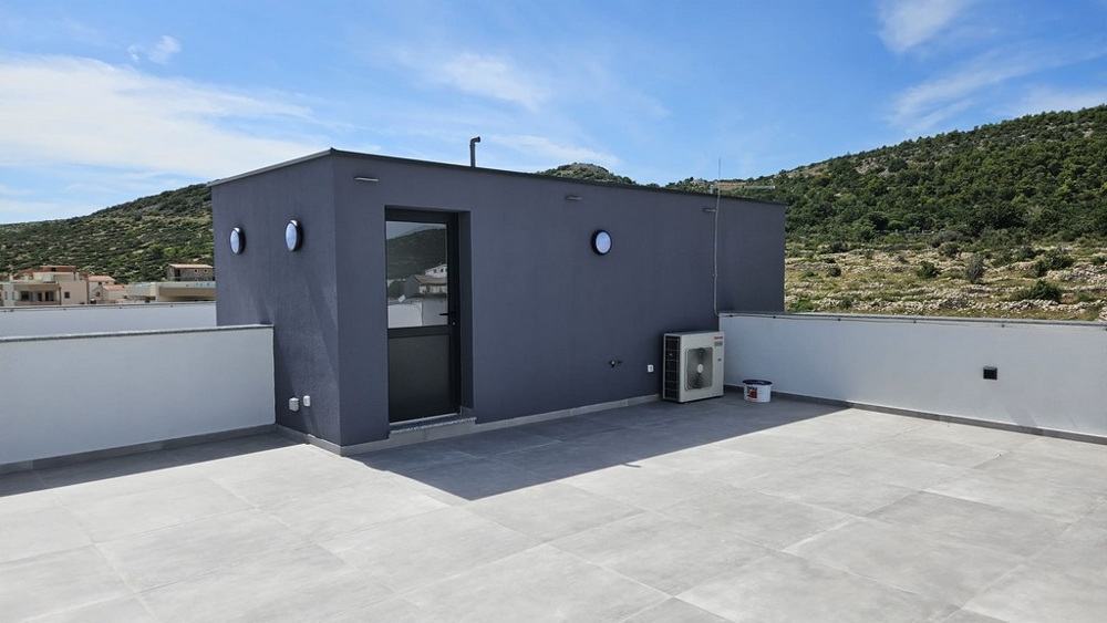 A horvátországi Zadar melletti A2382-es ingatlan modern tetőterasza - Panorama Scouting.