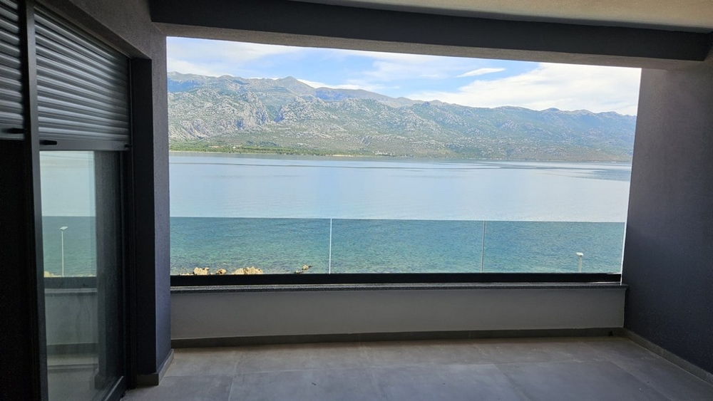 Tengerre néző kilátás a horvátországi Zadar melletti A2382 ingatlan modern és fedett teraszáról.