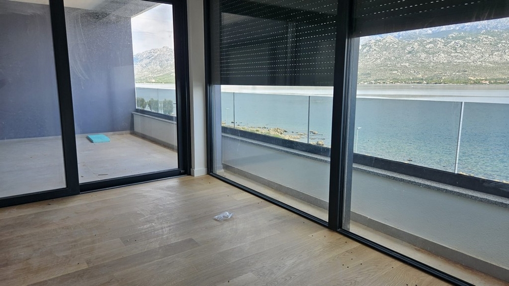 Nappali terasszal és kilátással a tengerre.