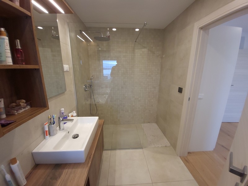 Ezen a képen az A2417 ingatlan vonzó és kényelmes fürdőszobája látható, mely eladó Krk szigetén.