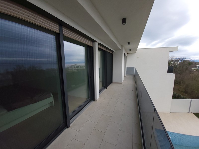 Az A2417-es ingatlan terasza, mely eladó Horvátországban a Krk-sziget régióban - Panoráma cserkészet.