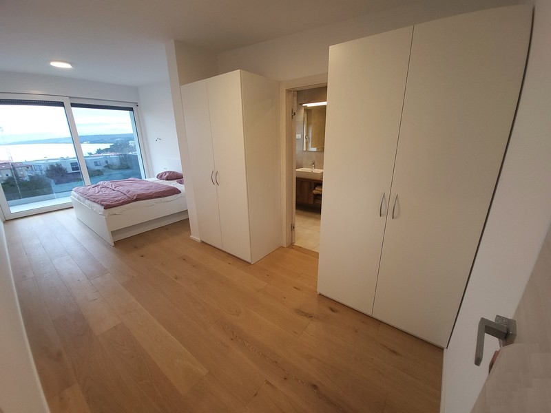 Ezen a képen az A2417 ingatlan vonzó és kényelmes hálószobája látható, amely eladó Krk szigetén.