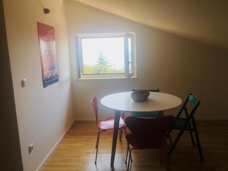 Ezen a képen az A2424-es ingatlan vonzó és kényelmes fürdőszobája látható, mely Crikvenicán eladó.