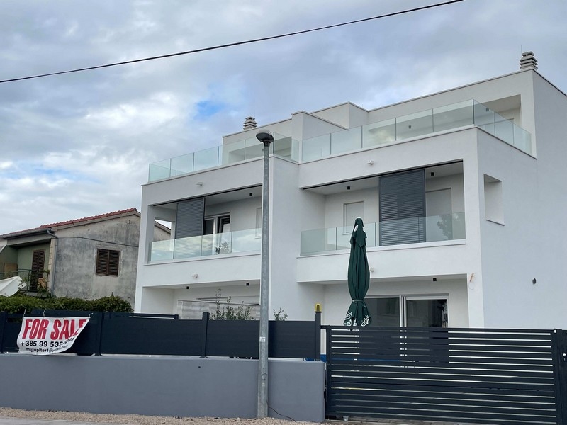 Penthouse egy új épületben tetőterasszal - kép a héj állapotáról.