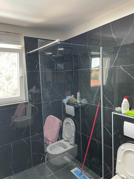 Bejárati rész az épület hátsó részén.