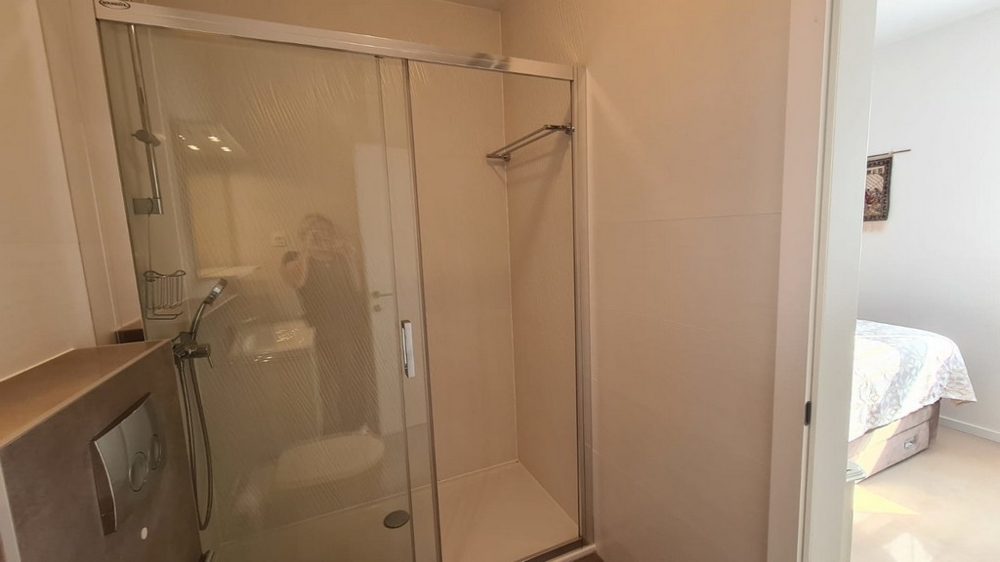 Ezen a képen az A2636 ingatlan vonzó és kényelmes fürdőszobája látható, mely Pag szigetén eladó.