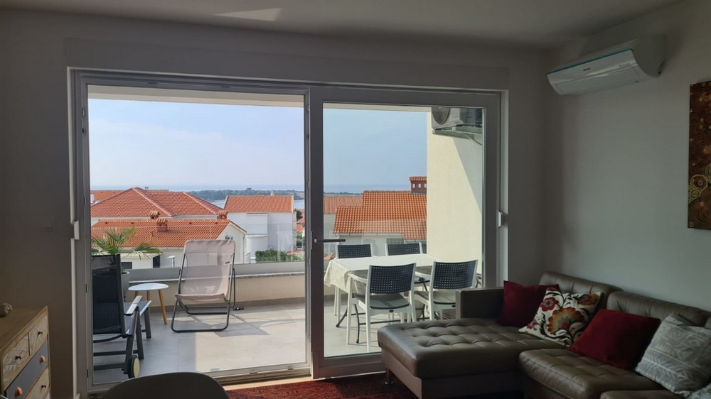 Az A2636-os ingatlan terasza, mely eladó Horvátországban a Pag-sziget régióban - Panoráma cserkészet.