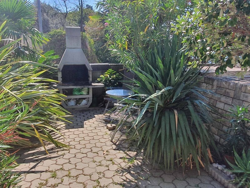 Az A2658-as ingatlan nyári konyhája grillsütővel, mely Horvátországban eladó - Panoráma cserkészet.