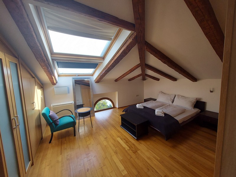 Ezen a képen az A2664-es ingatlan vonzó és kényelmes hálószobája látható, ami eladó Abbáziában.