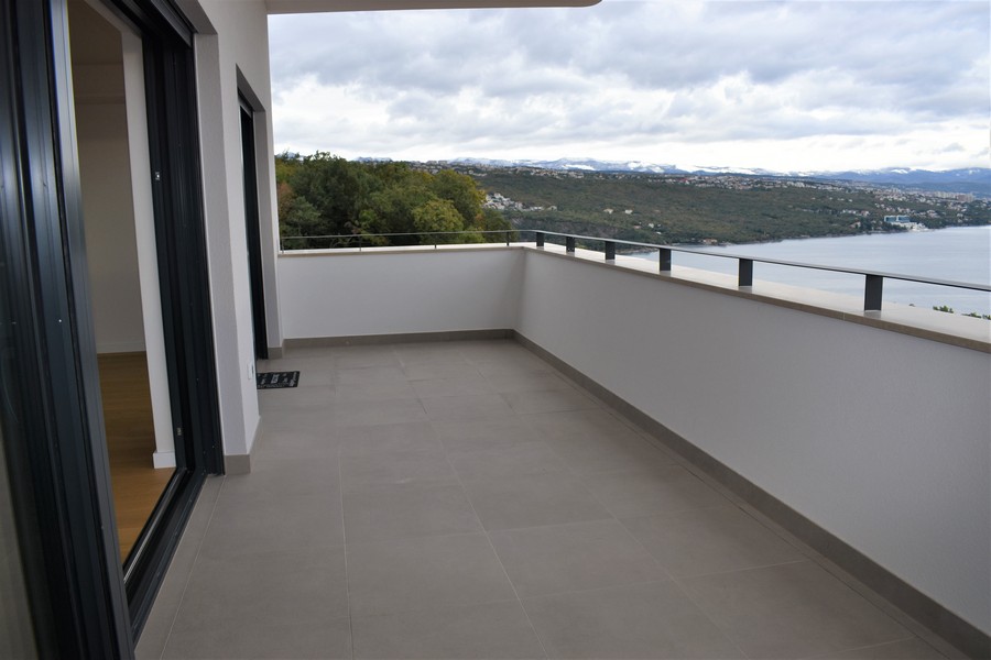 Az A2695-ös ingatlan tengerre néző terasza, mely eladó Horvátországban az Opatija régióban - Panoráma cserkészet.