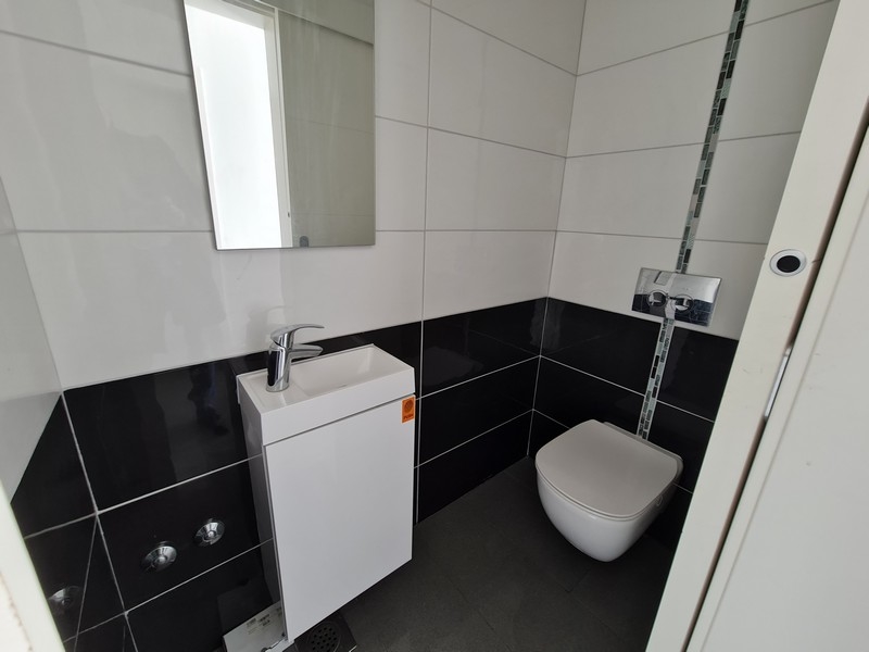 Ezen a képen az A2697-es ingatlan vonzó és kényelmes fürdőszobája látható, mely Rijekában eladó.