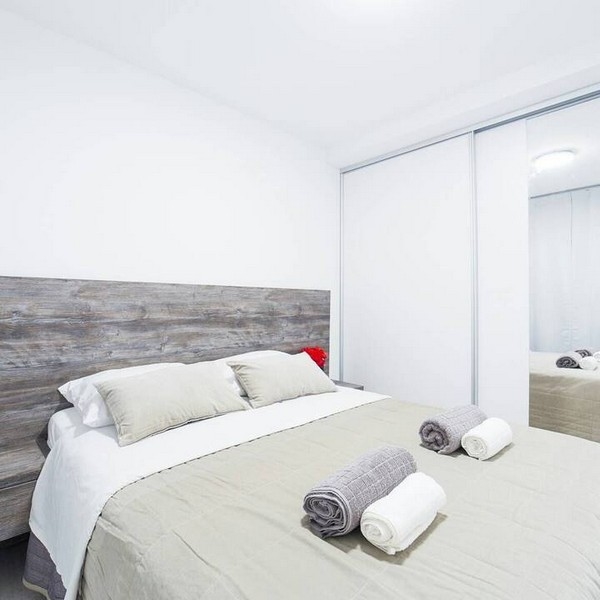 Ezen a képen az A2698 ingatlan vonzó és kényelmes hálószobája látható, mely Pag szigetén eladó.