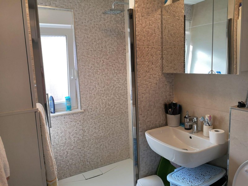 Fürdőszoba zuhanyzóval.