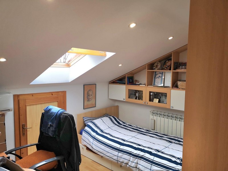 A harmadik hálószoba a tetőtérben tetőablakkal.