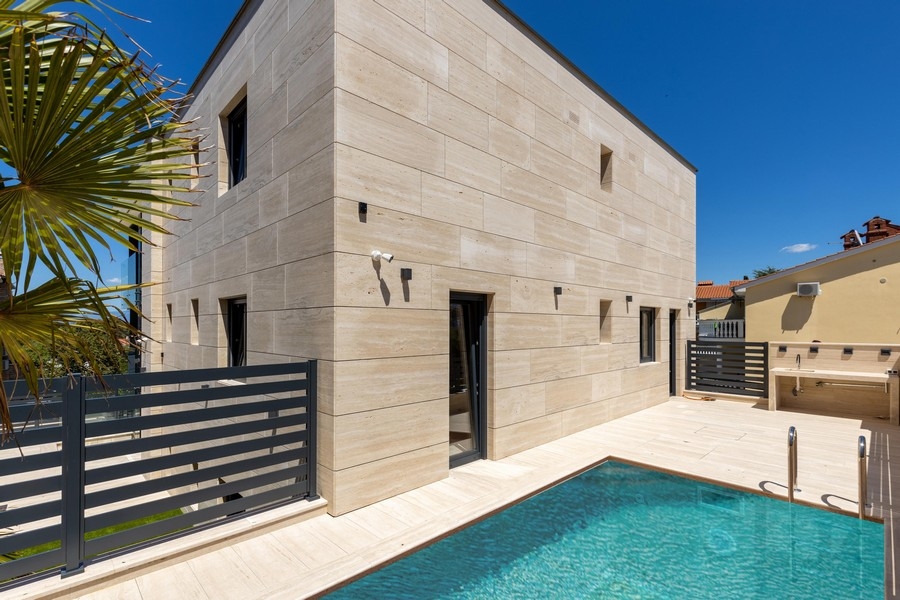 Apartman tengerre néző terasszal