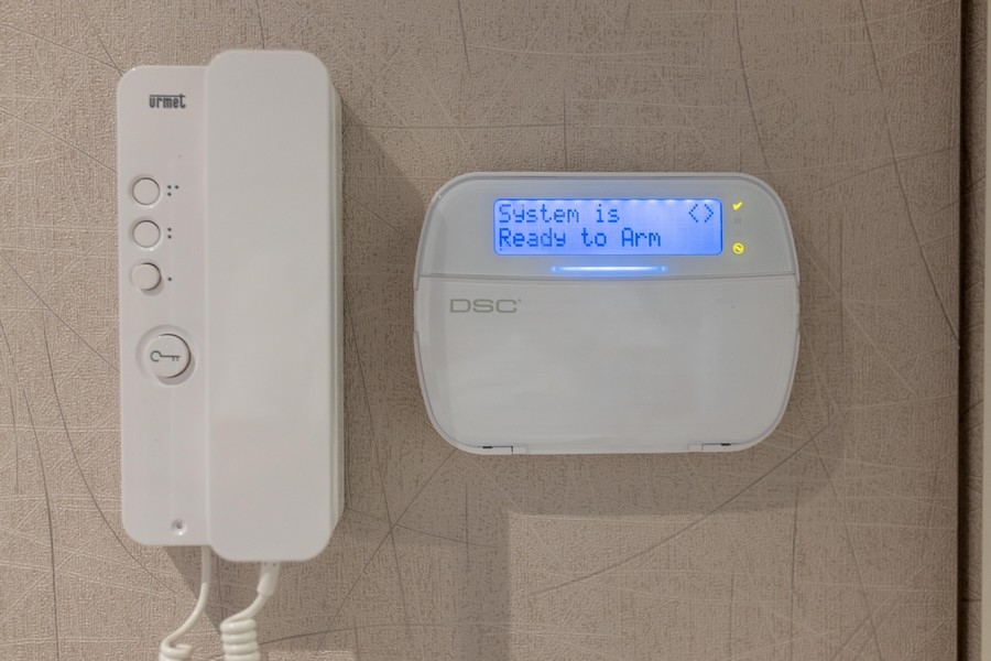 Kaputelefon és riasztórendszer.