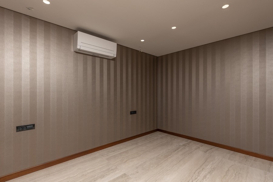 Hálószoba kiváló minőségű tapétával és légkondicionálóval.