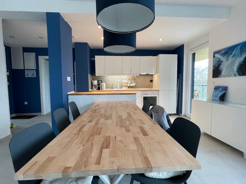 Tágas, befejezetlen nappali fehérre festett falakkal és előkészületekkel a konyha felszerelésére egy lakásban Zadarban, Horvátországban