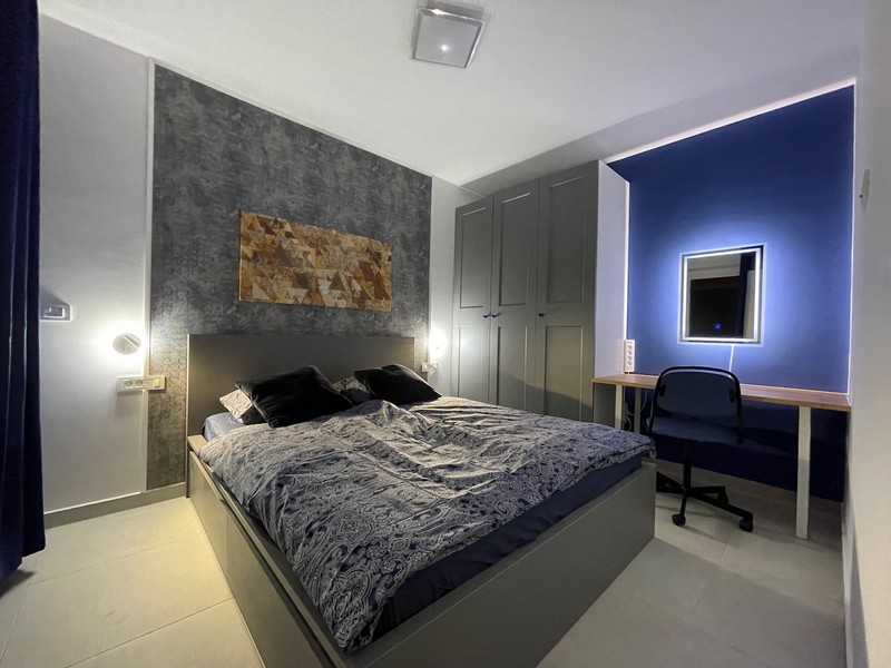 Panorámás ablak festői kilátással a tengerre és a környező tájra egy apartmanban Zadarban, Horvátországban