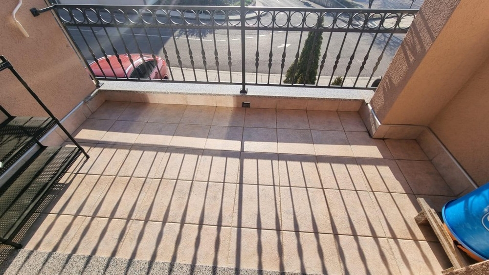 A lakás egy jó állapotú épület 1. emeletén található.