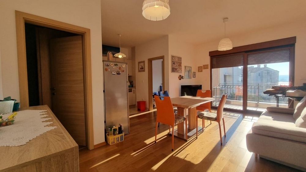 A tágas nappaliból nyílik az erkély.