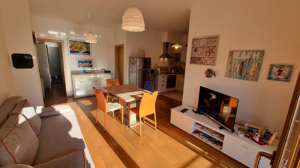 A lakás teljesen bútorozott, azonnal költözhető.