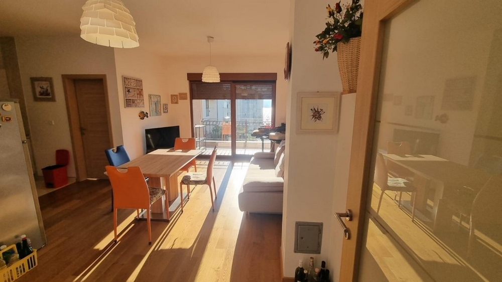 A tágas nappaliból nyílik az erkély.