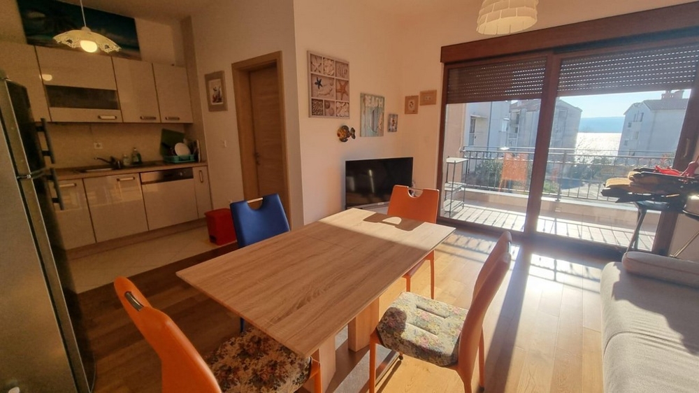 A konyha teljesen felszerelt és modern.