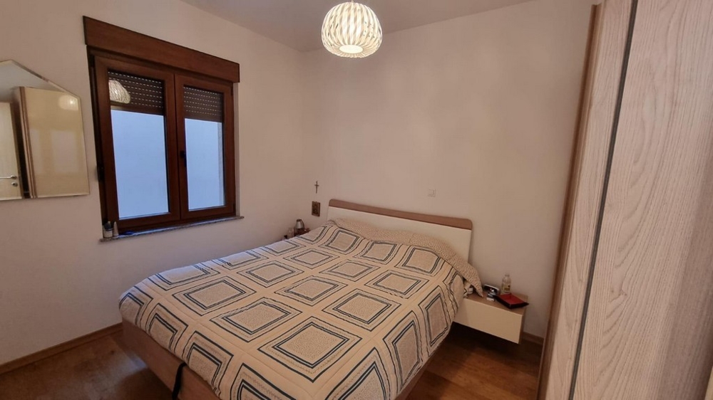Ezen a képen az A2754-es ingatlan vonzó és kényelmes hálószobája látható, amely Crikvenicában eladó.