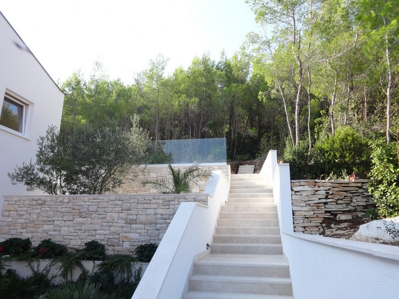 Nagy terasz panorámás kilátással a tengerre