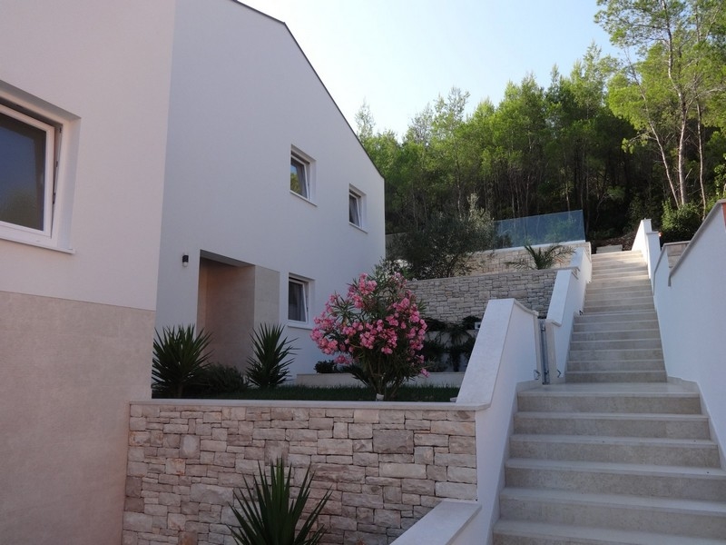 A tengerre néző erkély és terasz pihenésre csábít