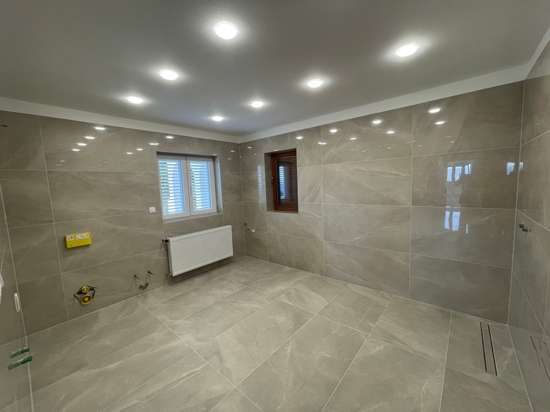 Modern, tágas fürdőszoba.