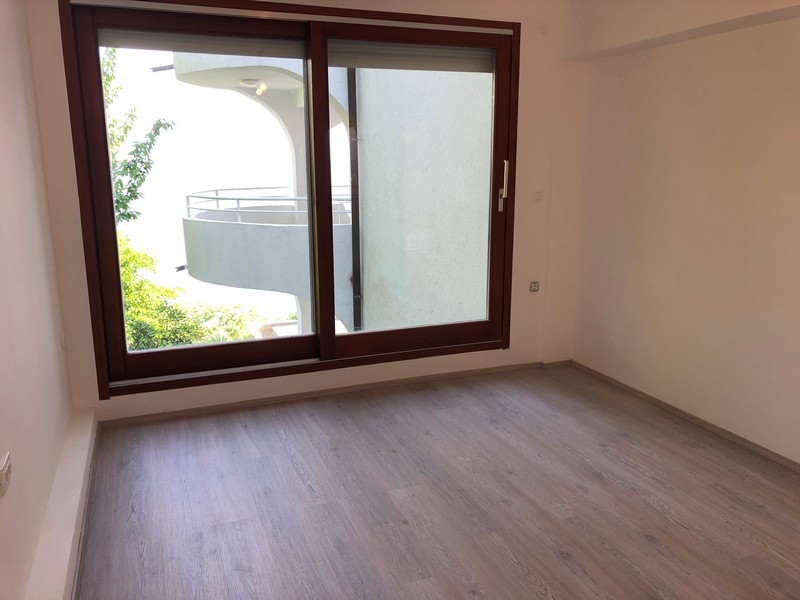 Hálószoba és erkély kilátással.