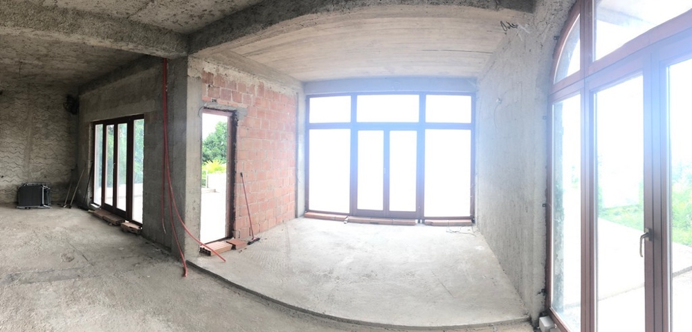 Földszinti lakás kagyló állapotú.