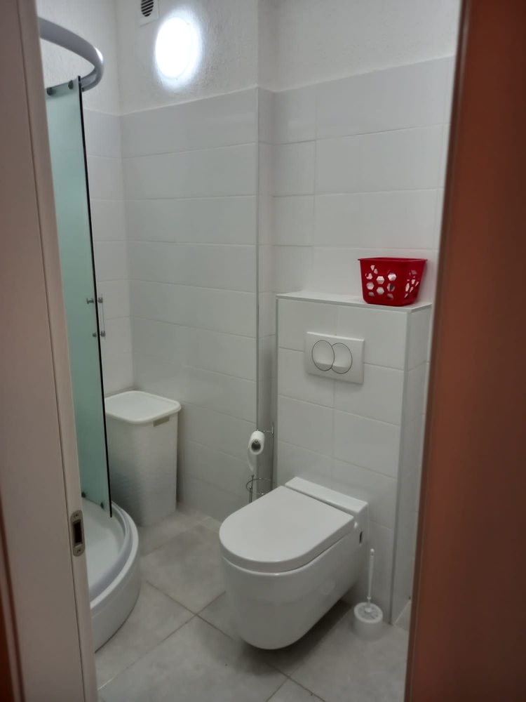 Betekintés a fürdőszobába.