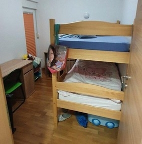 Emeletes ágy az ingatlan második hálószobájában.