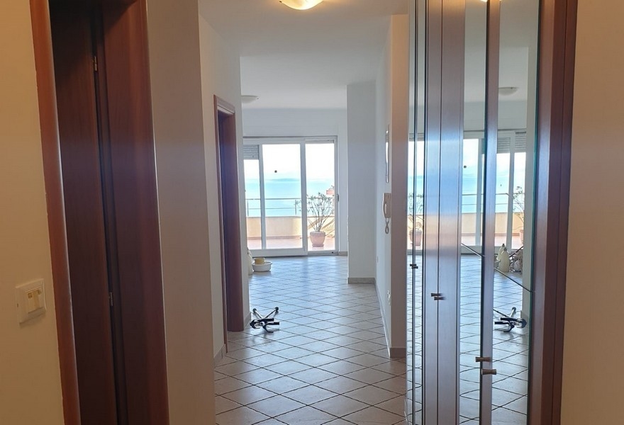 Kilátás a bejárati részből az ingatlan nappalijába.