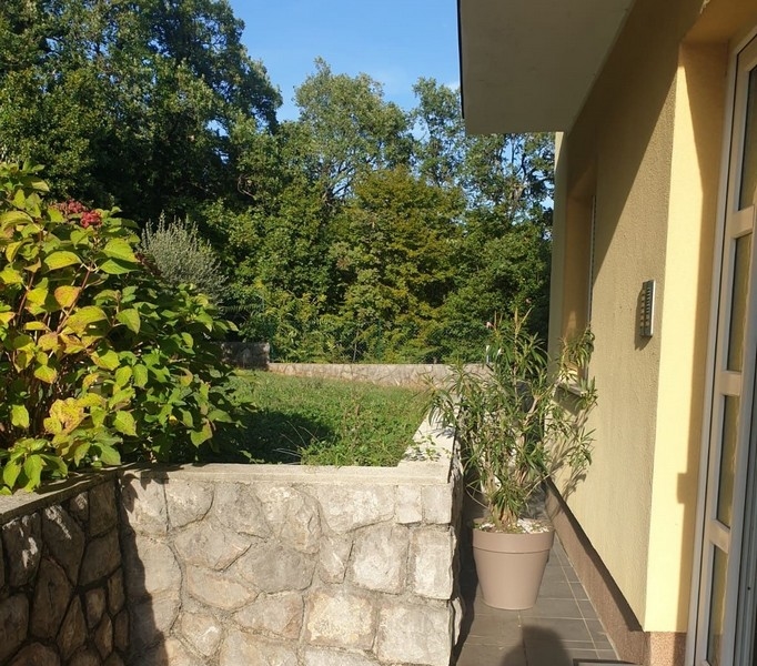 Az ingatlan teraszán gondozott kert.