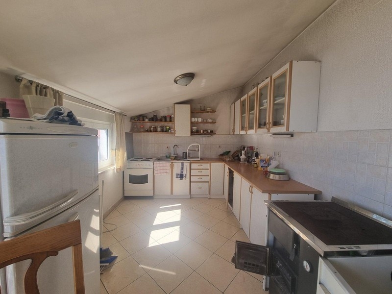 Az A2799-es apartman konyhája és étkezője, Horvátország.