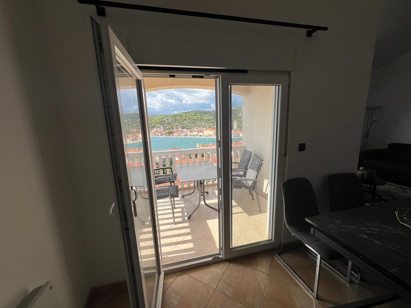 Kilátás az A2803-as apartman tágas és fedett teraszára.