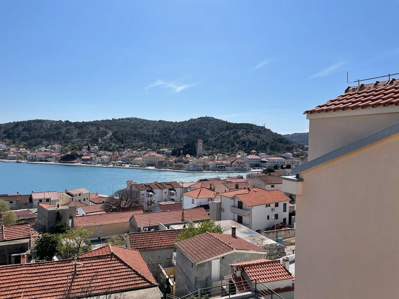 Kilátás az A2803-as ingatlanról Tisno városára és a tengerre.