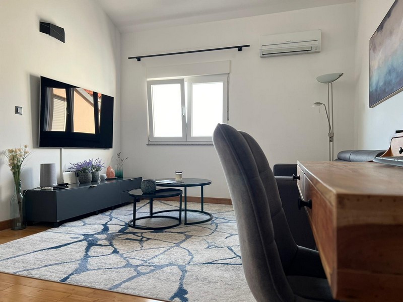 Modern apartman kiváló minőségű bútorokkal a horvátországi Tisnóban - Panorama Scouting.