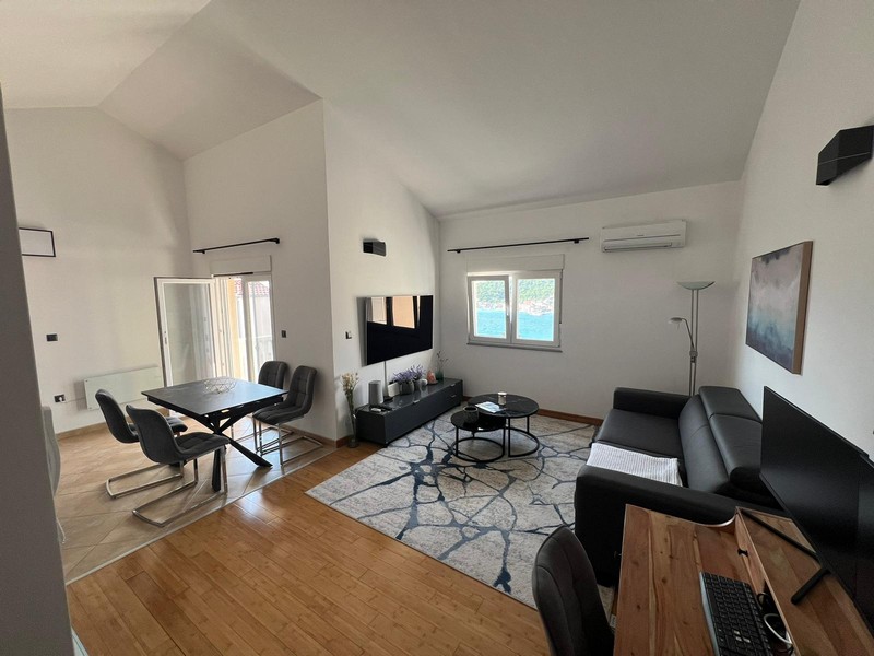 Nappali és étkező az A2803-as ingatlanban Tisnóban, Horvátországban - Panorama Scouting.