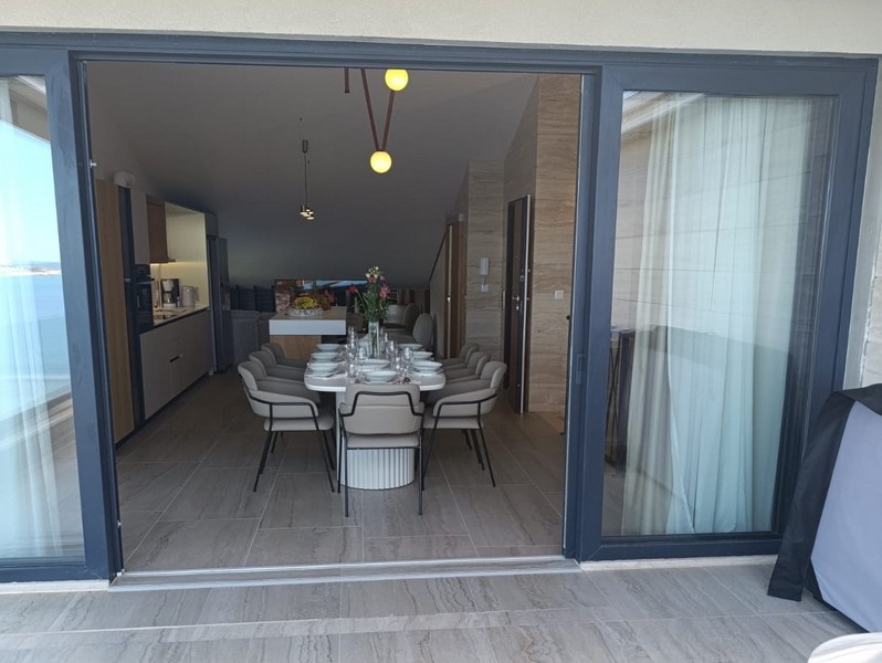 Kilátás a modern teraszra és a tengerre Horvátországban - Panorama Scouting.