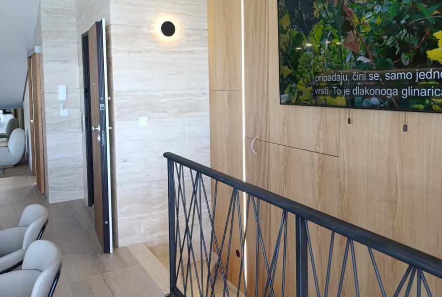 Terasz és kilátás a belső térre.