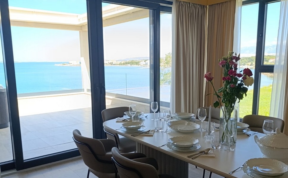 A légkondicionált nappaliból kilátás nyílik a teraszra és a tengerre.