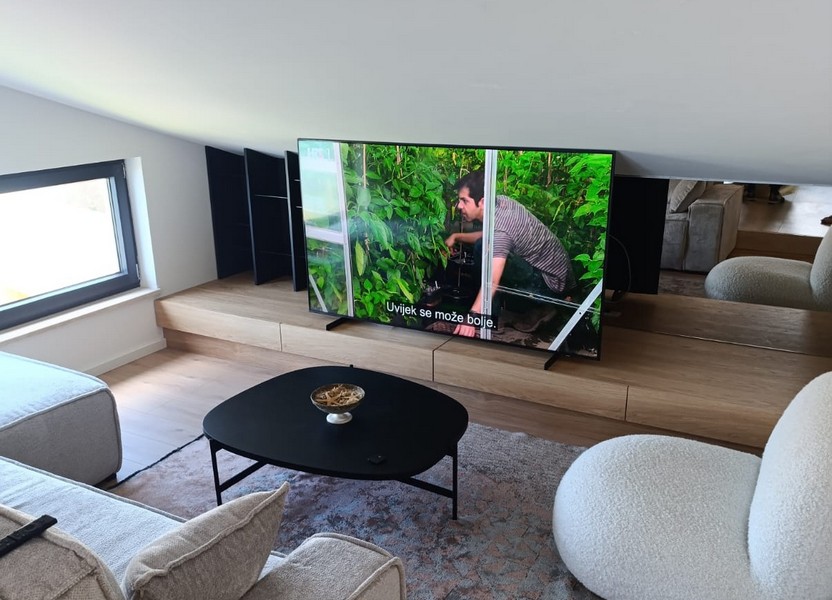 Lift közvetlenül az A2806-os lakás felső szintjére vezet, amely Horvátországban a tenger mellett eladó.