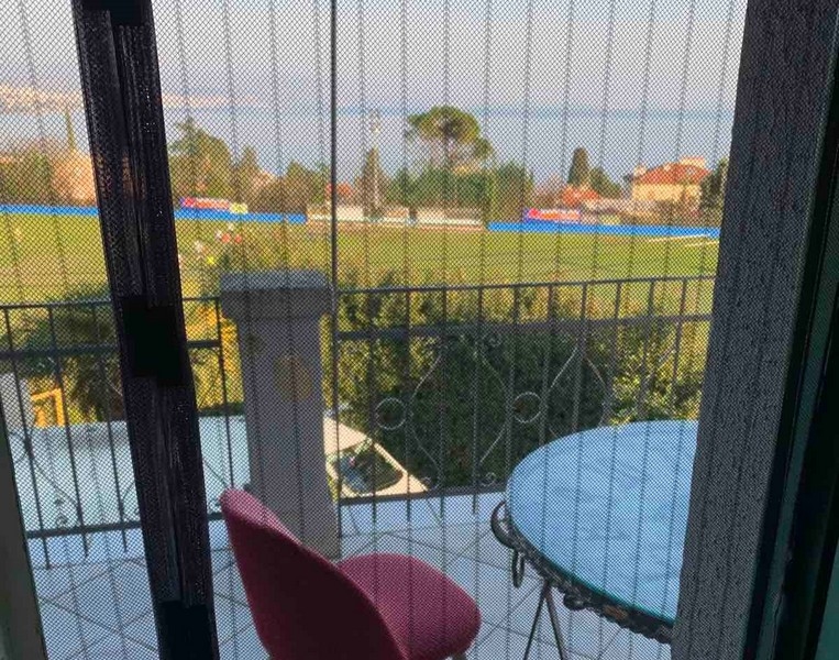 Kilátás a tengerre az erkélyről.