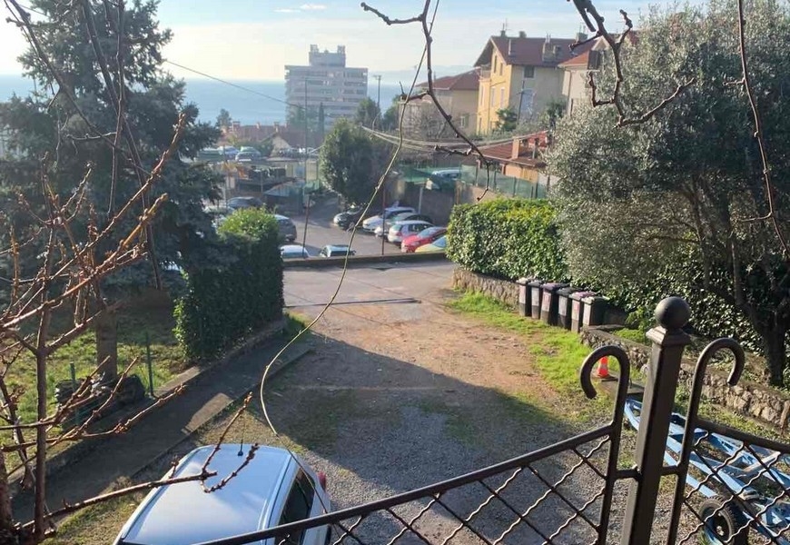 Kilátás a külterületre és a parkolóhelyekre.